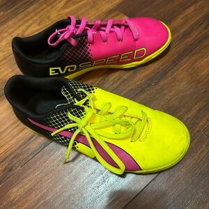 Soccer shoes girls size 3